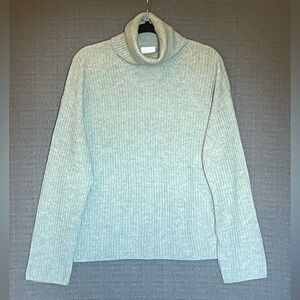 H&M Ribbed Knit Turtleneck Sweater. 4% Wool Blend. Pale Green. Oversized Medium.